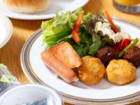 地元の食材を使った日替わりの和洋朝食バイキング