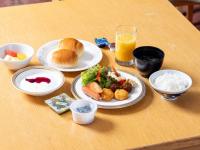 地元の食材を使った日替わりの和洋朝食バイキング